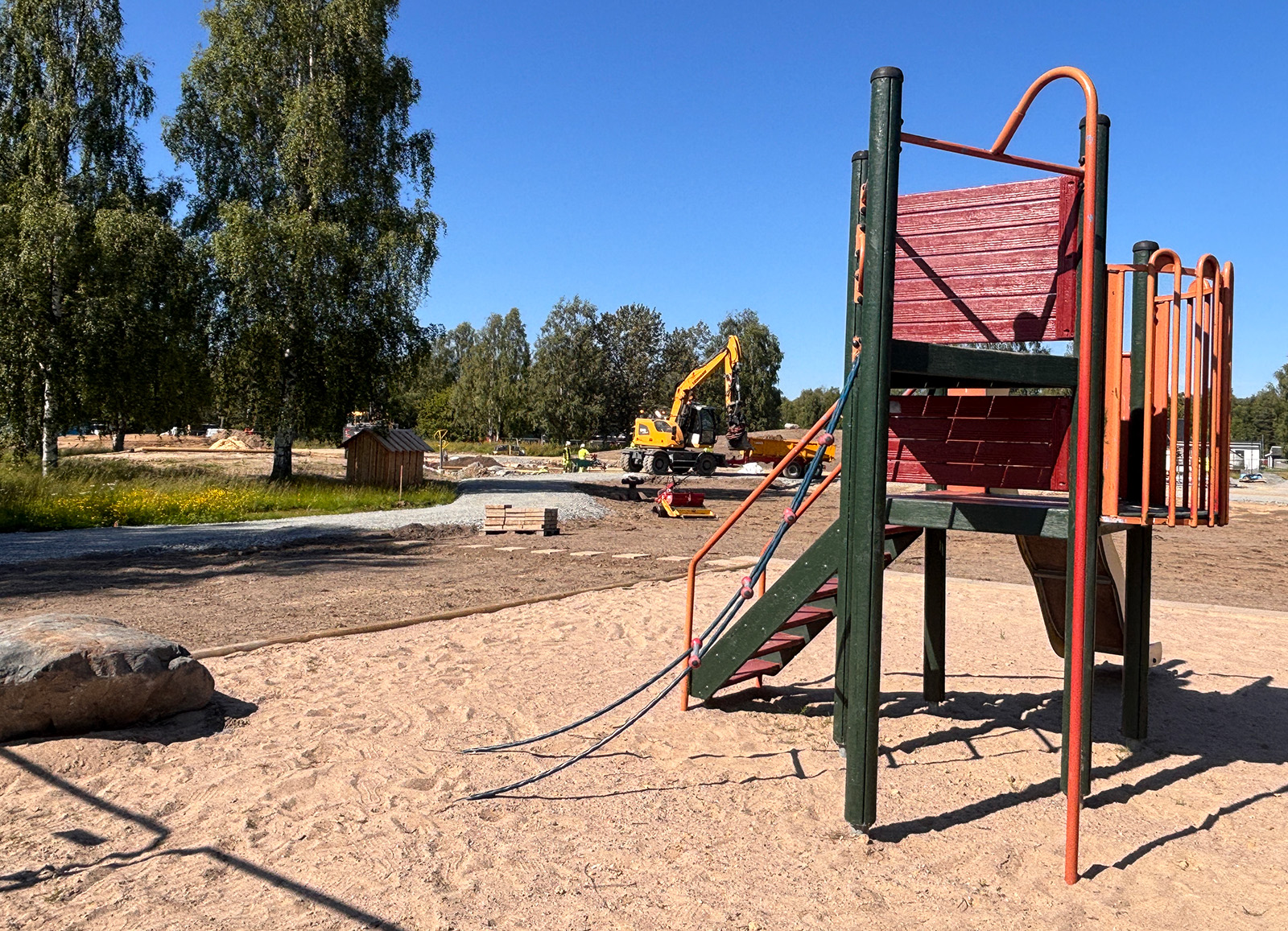 Arbetet med Rödklöverstigens nya lekplatsområde går i en snabb takt. I juli ser parkområdet ut så här. I förgrunden ses den bevarade lekställningen som ska finnas kvar på området.