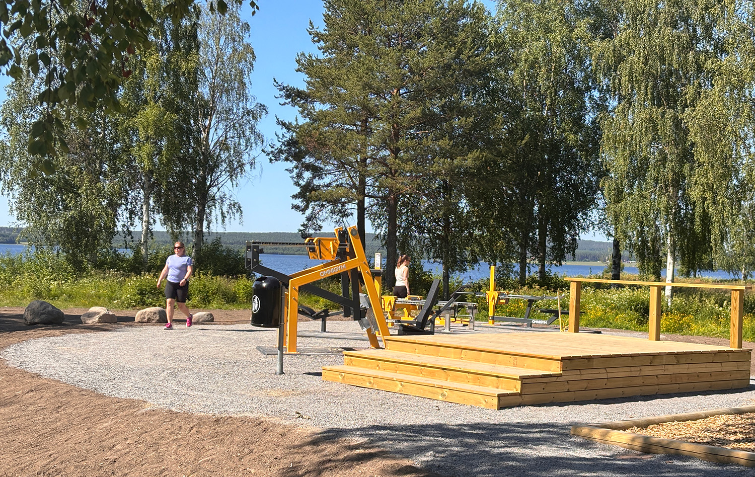 Juli 2025. Utegymmet är redo att tas i bruk. Gräsmattorna runt området är anlagda men kommer nog att behöva till nästa sommar på sig för att komma till sin fulla rätt.