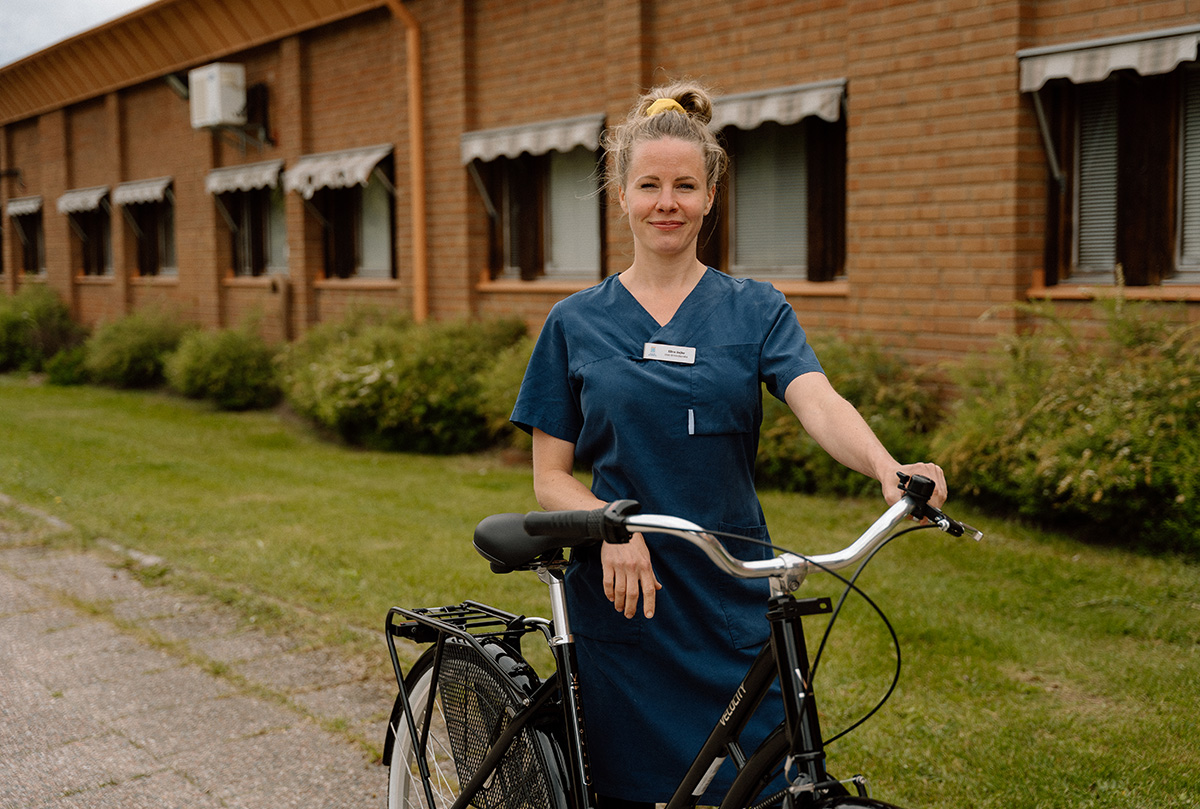 Sjuksköterska i hemsjukvården med cykel