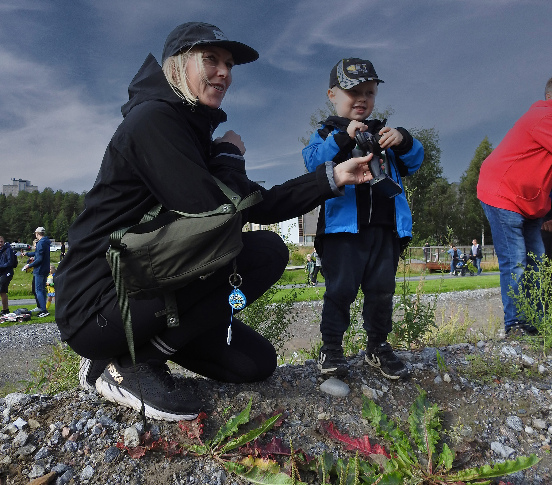 Föreningen RC-Nord fanns med på invigningen och visade upp radiostyrda flygplan och instruerade besökarna i att köra med radiostyrda bilar, något som blev ett oerhört populärt tillhåll för vuxa och barn i alla åldrar. Här ses ett par av testpiloterna.