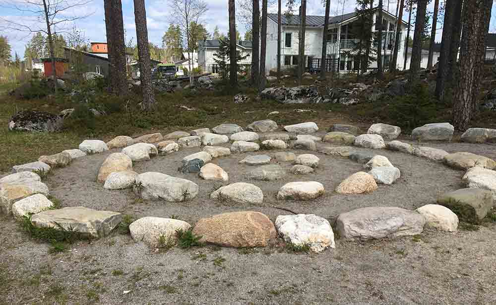 En stenlabyrint i skogskanten