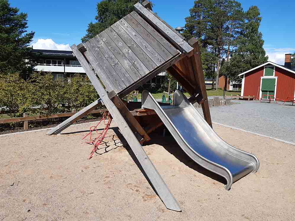 Klättertorn med rutschkana. Tornet har ett lutande tak i form av en kub