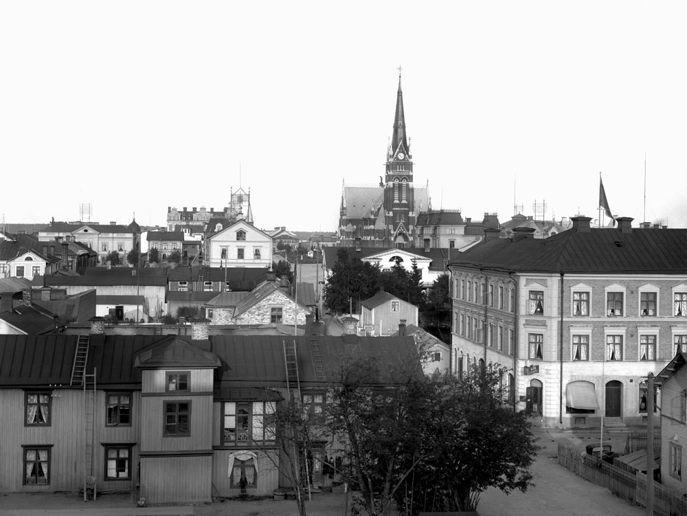 Vy från Västra skolan mot domkyrkan år 1903. 