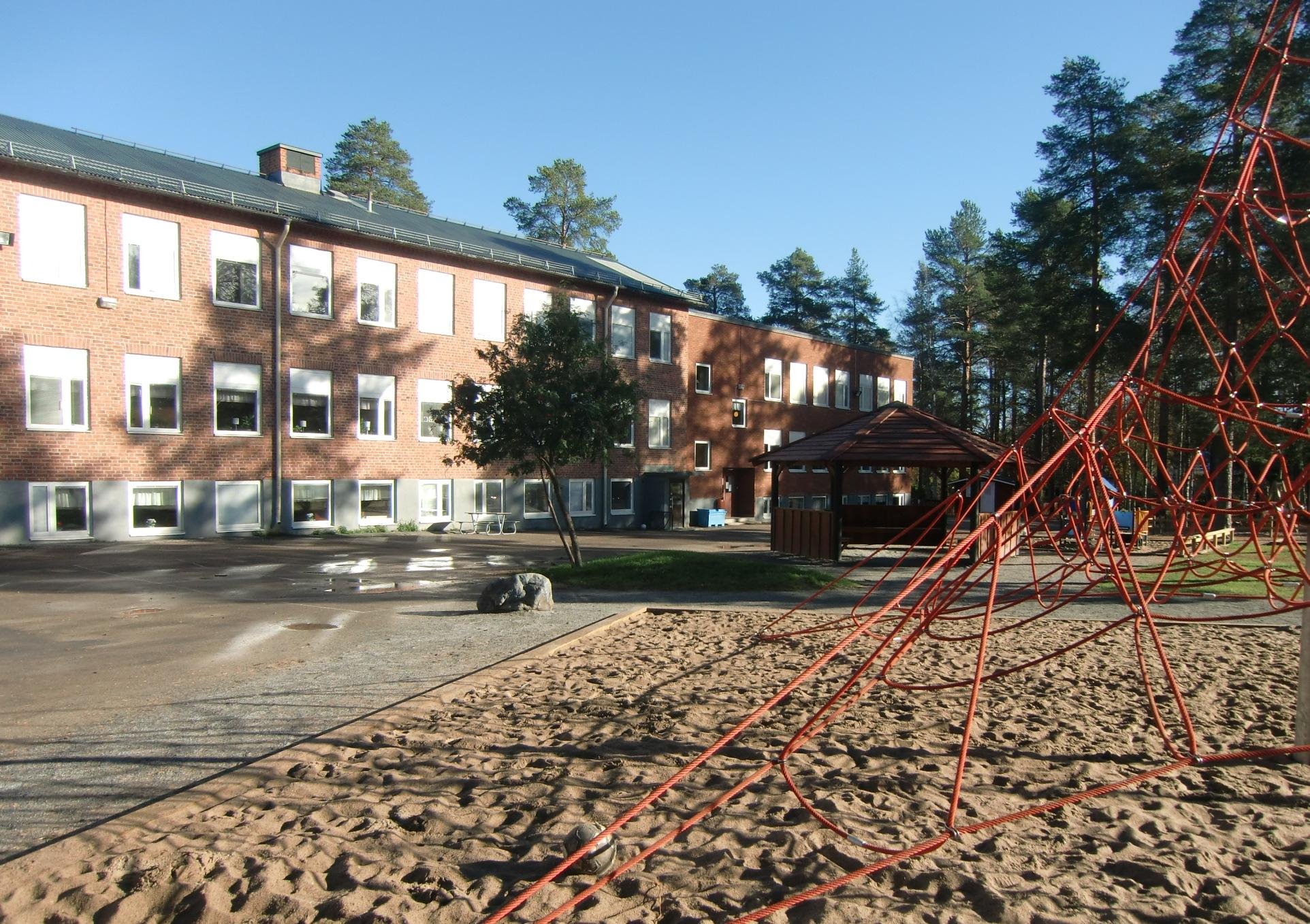 Utomhusbild Hedskolan, en del av skolans gård