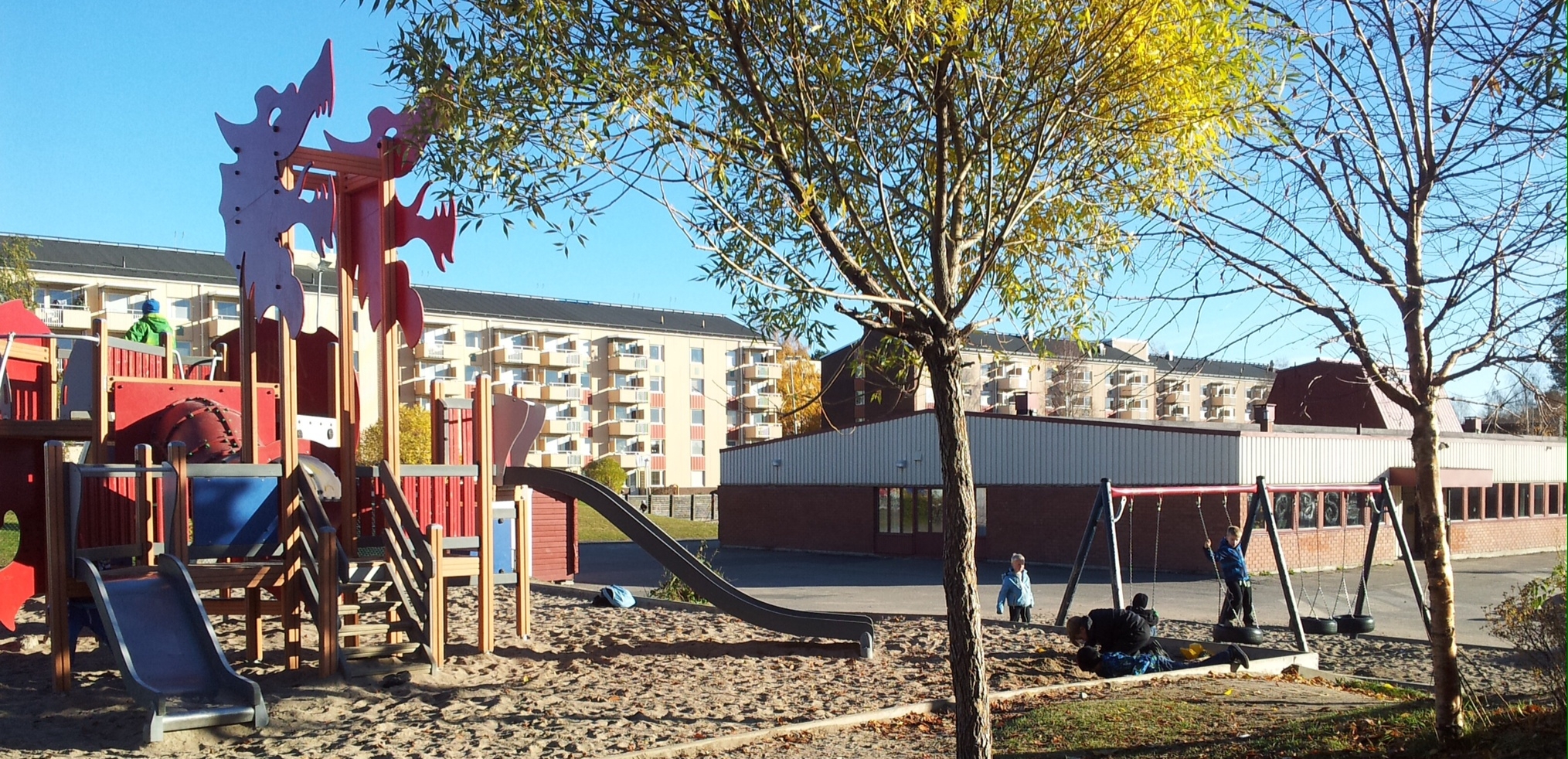 Utomhusbild Porsöskolan, en del av skolans gård