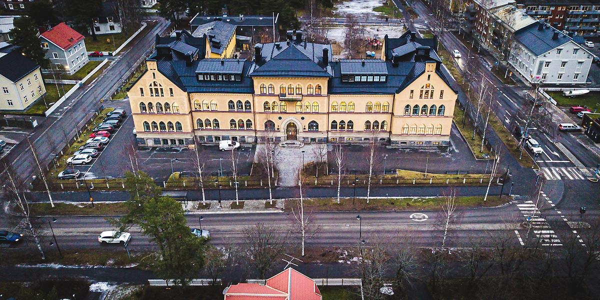 Flygbild över Östra skolan med vy över närområdet