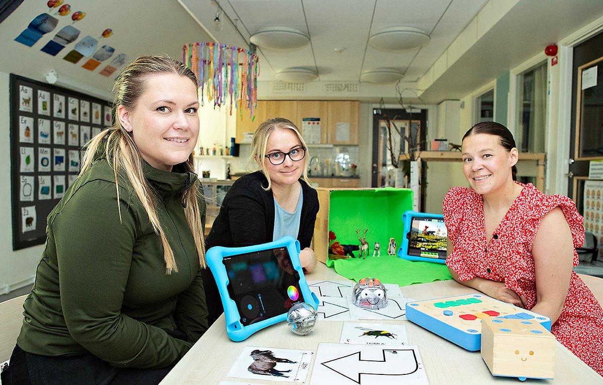 Förskollärare med olika lärverktyg 