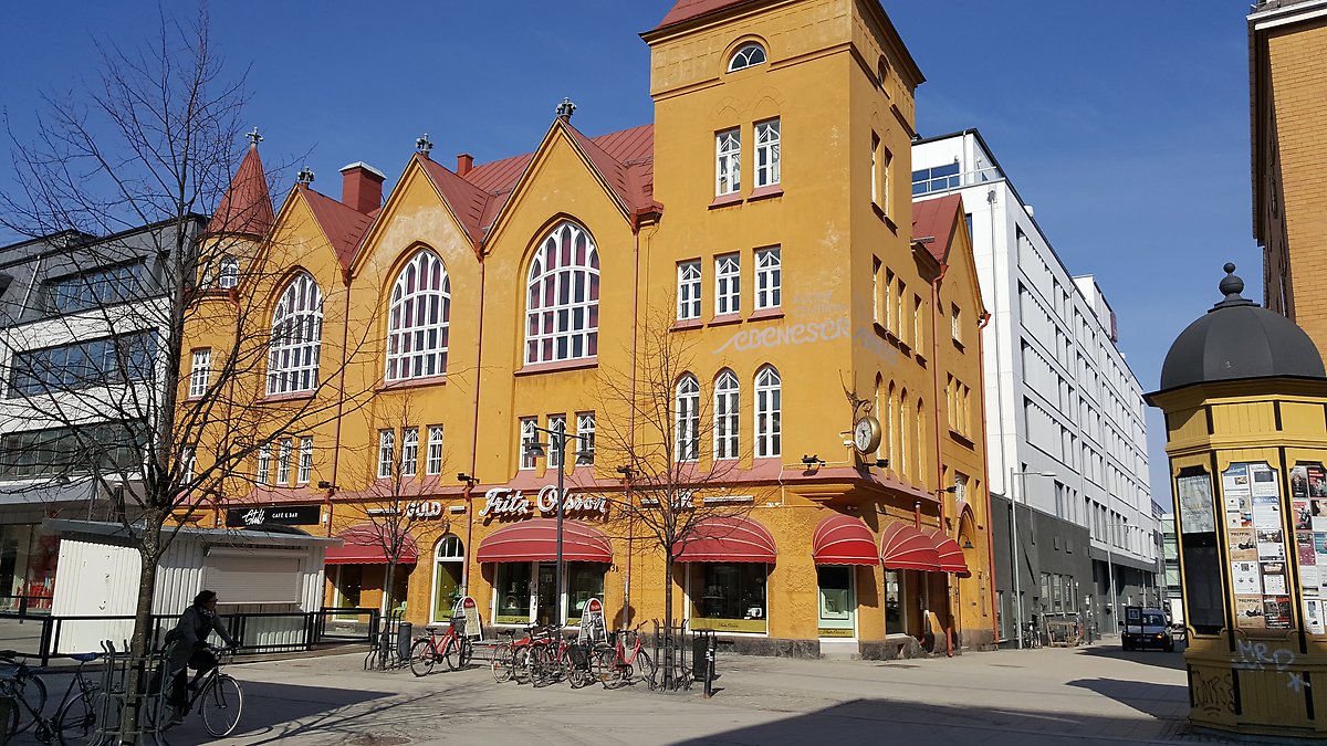 Kulturcentrum Ebeneser, gult hus vid gågatan