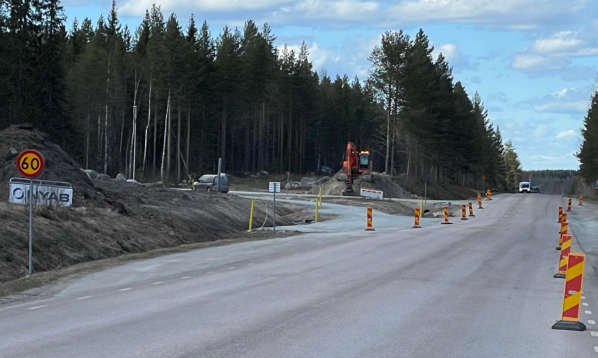 Här vi korsningen upp mot Storporsön pågår arbete med att anlägga två nya busshållplatser bland annat.